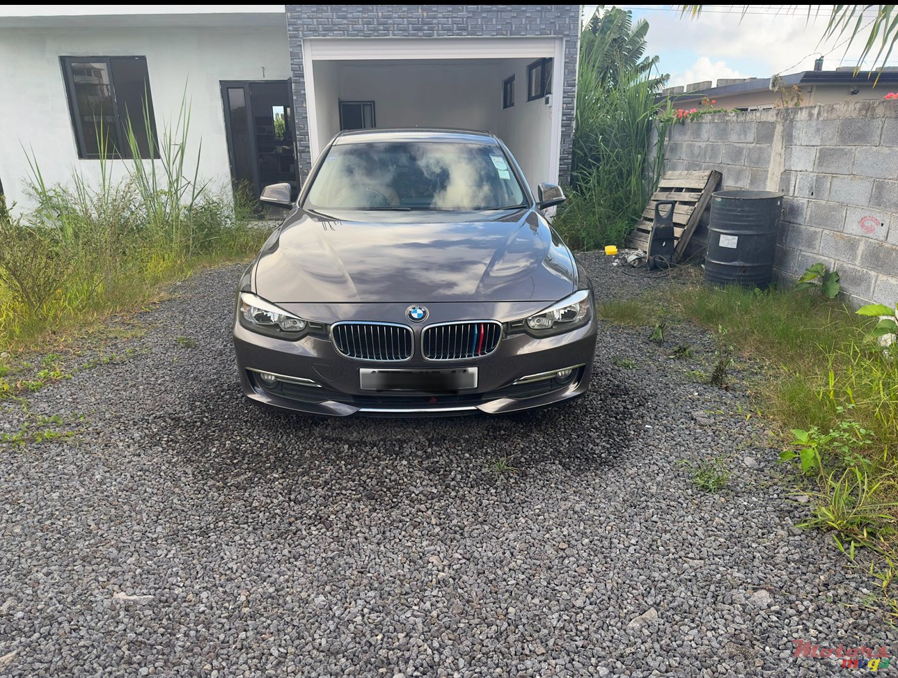 2014' BMW 3 Series Sedan 320i photo #3