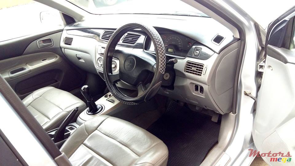 2005' Mitsubishi photo #4