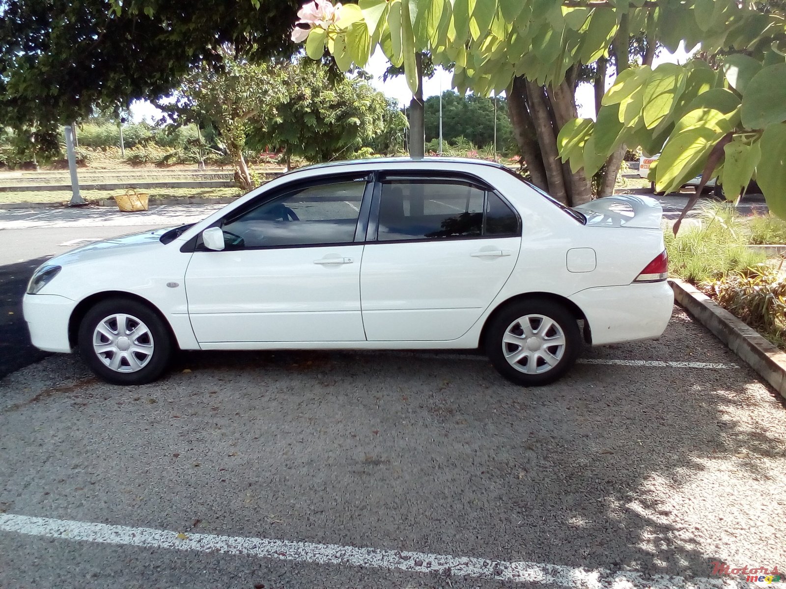 2004' Mitsubishi Lancer GLX photo #3
