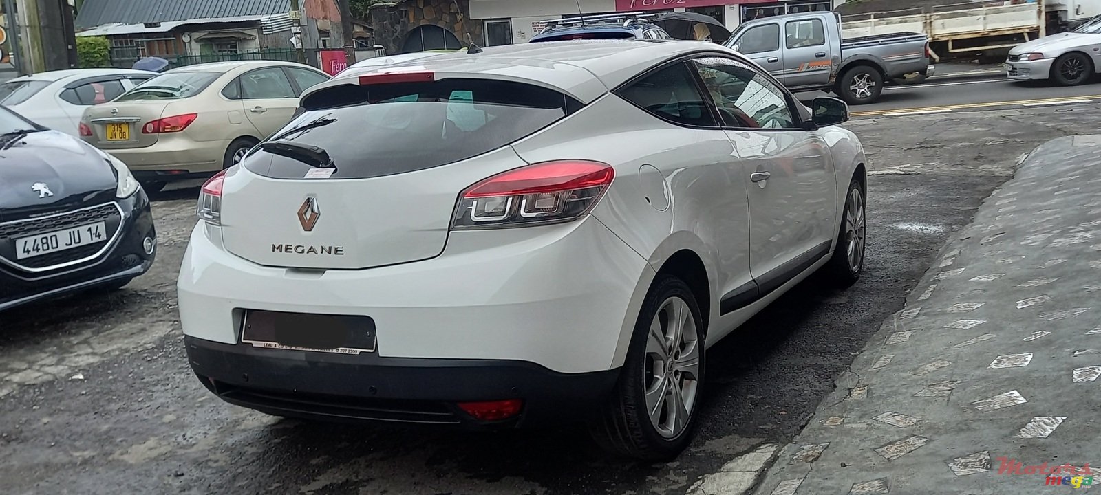 2010' Renault Megane Coupe photo #4
