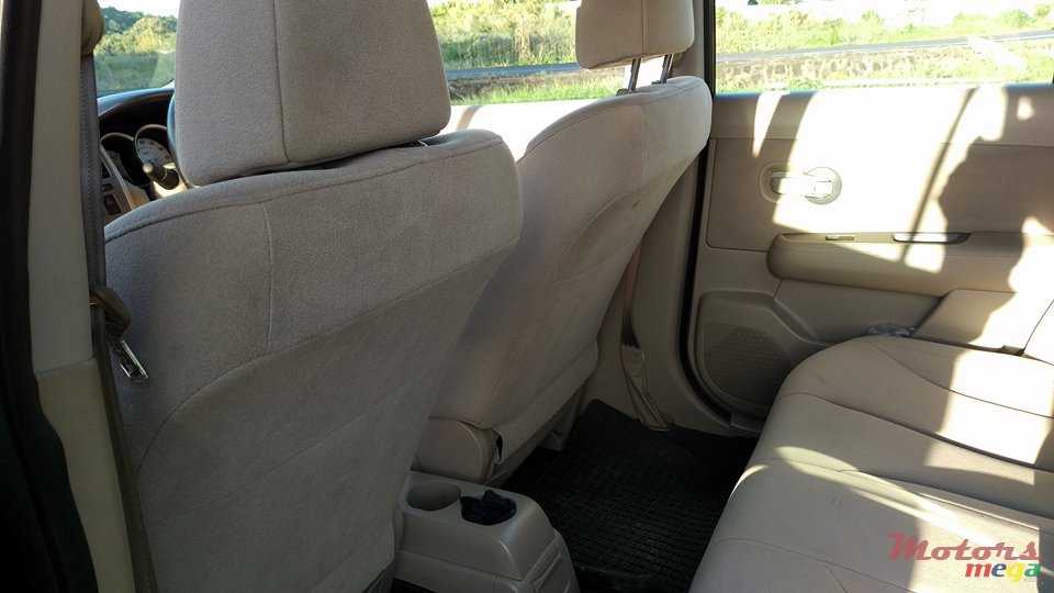 2011' Nissan Tiida photo #3