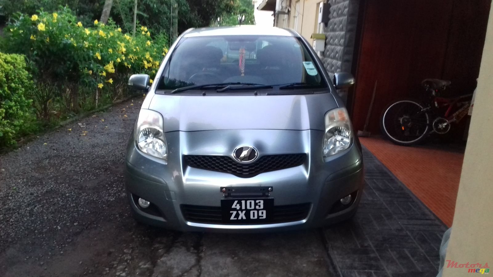 2009' Toyota Vitz photo #3