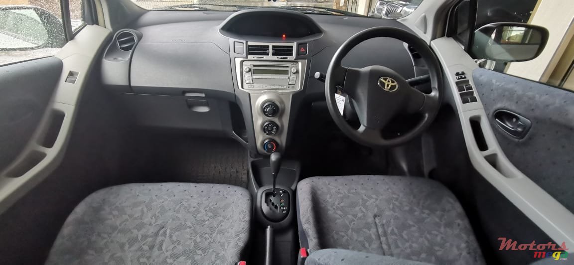 2010' Toyota Vitz photo #3