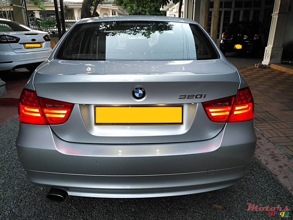 2010' BMW 320 i photo #4