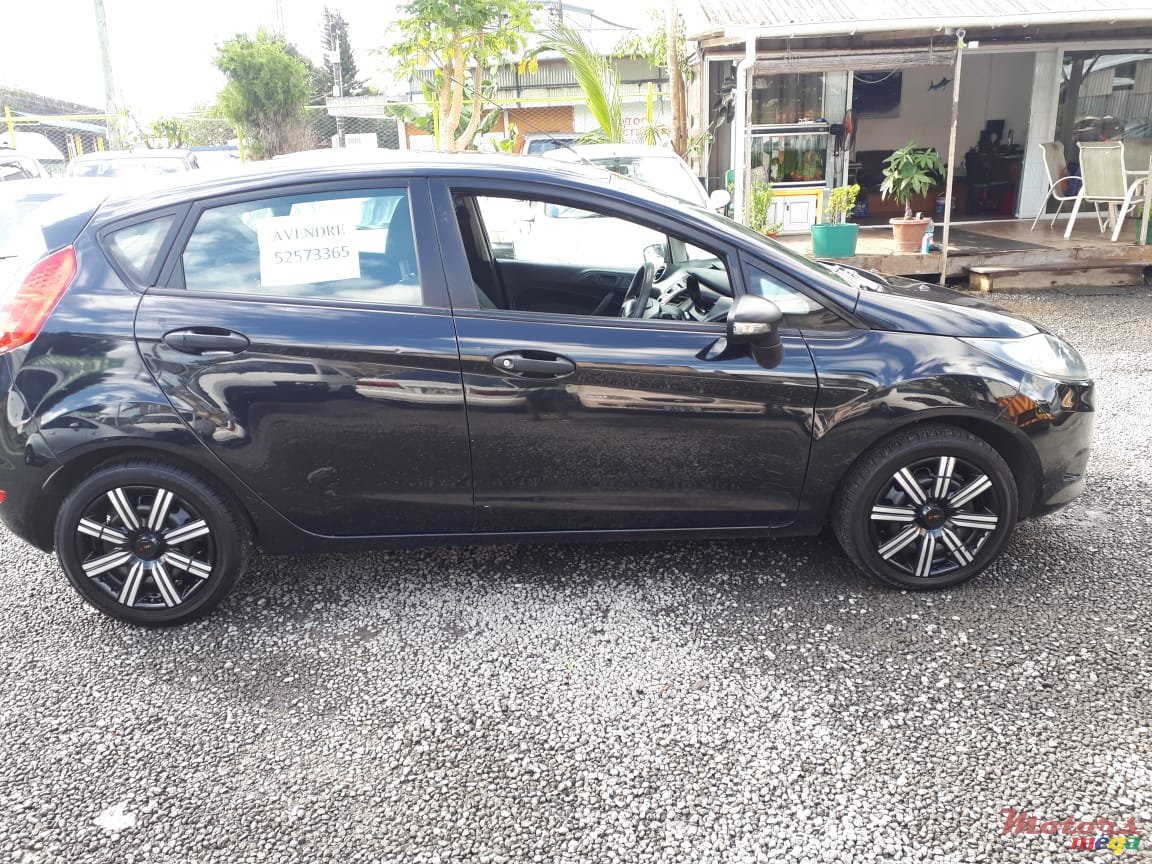 2012' Ford Fiesta photo #4