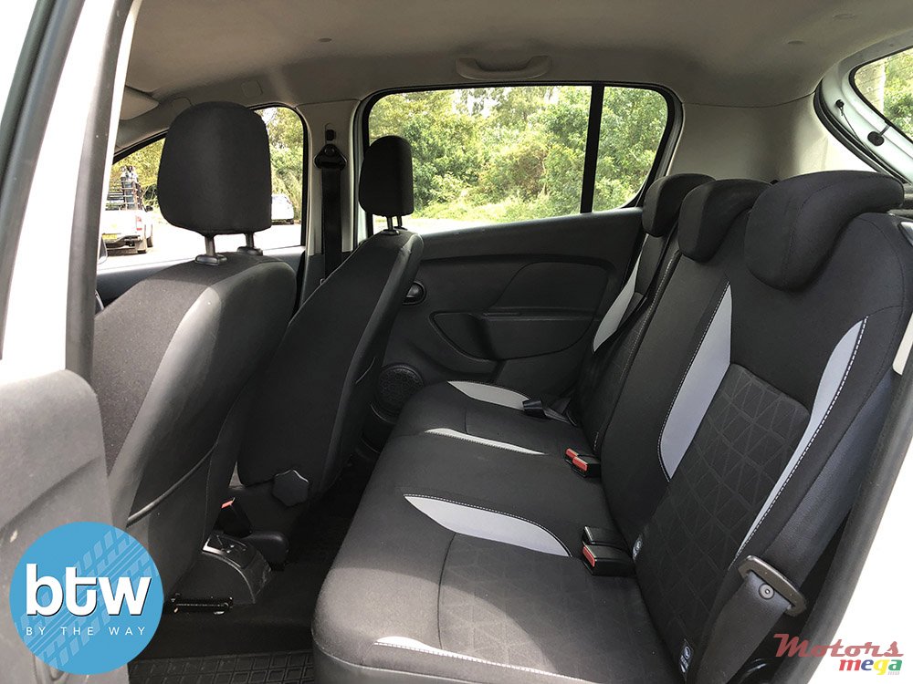 2015' Renault Sandero photo #6