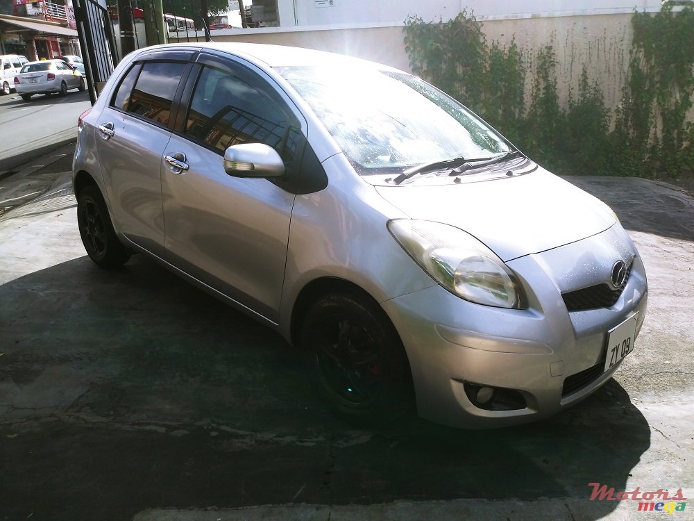2009' Toyota Vitz 1300 photo #2