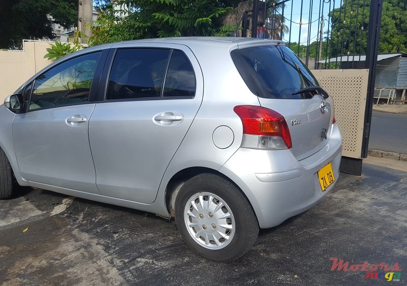 2008' Toyota Vitz photo #3