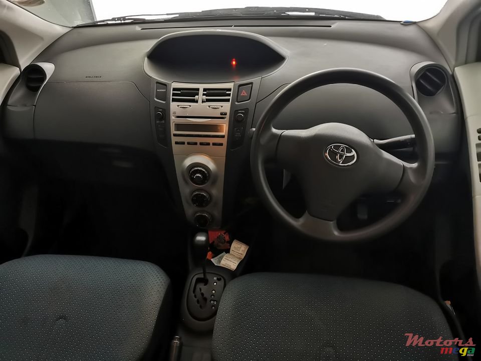 2005' Toyota Vitz photo #5