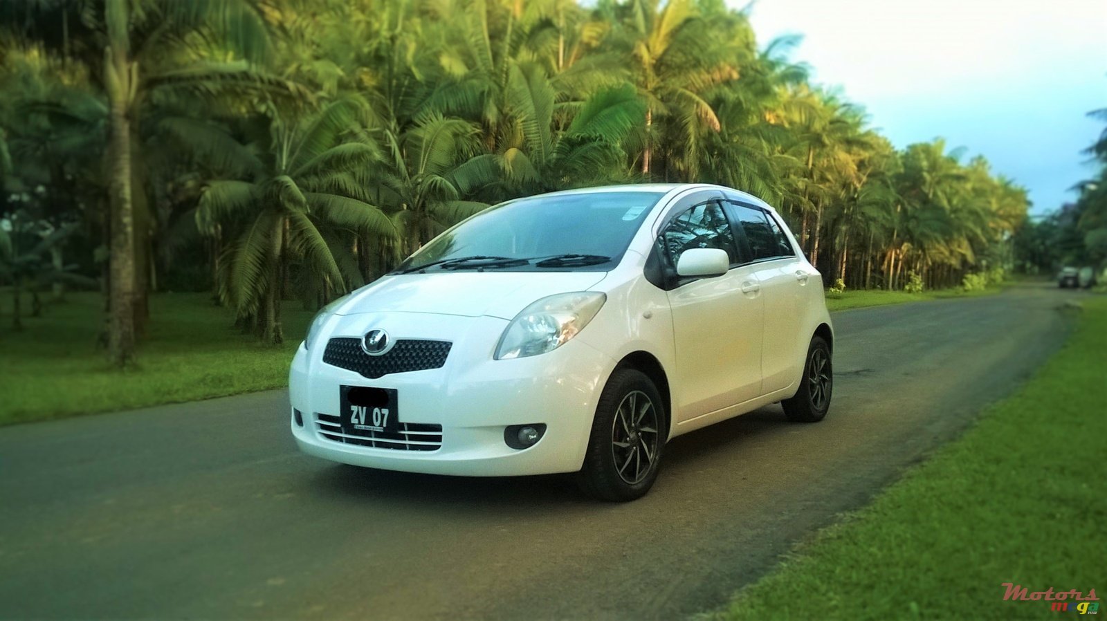 2007' Toyota Vitz 1.3 photo #1