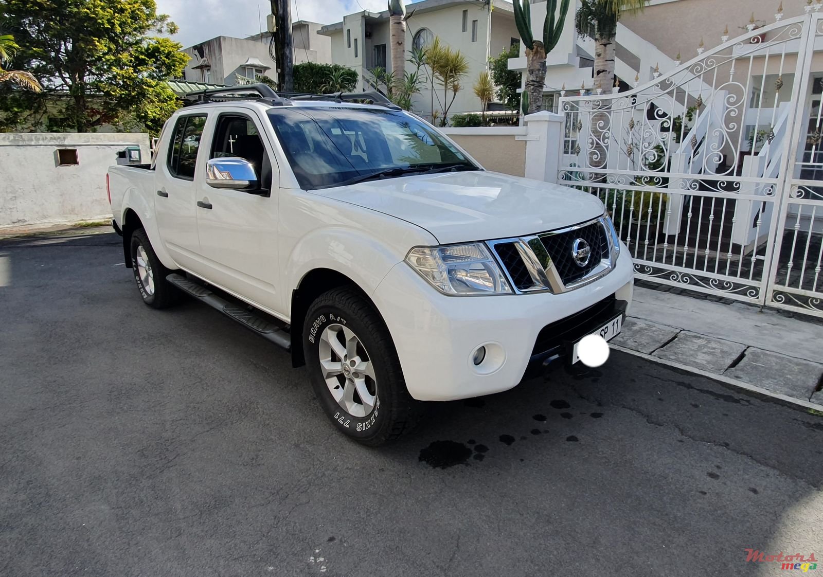 2011' Nissan Navara Navara 4x4 photo #1