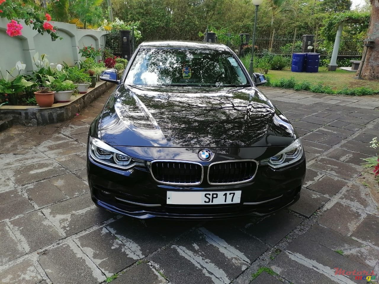 2017' BMW 3 Series Sedan photo #2