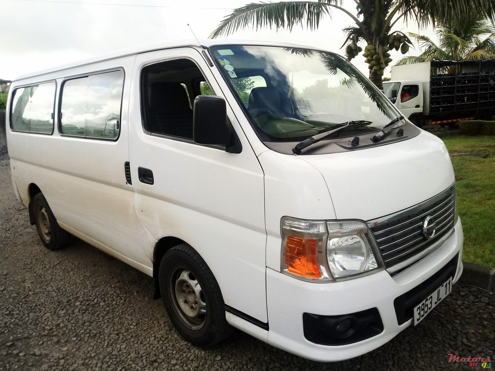 2011' Nissan photo #2