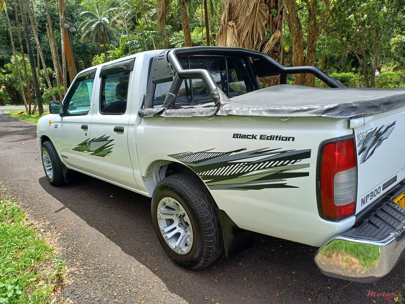 2012' Nissan Hardbody photo #2