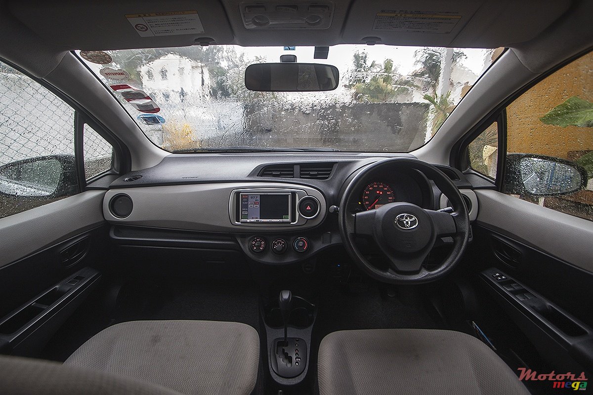 2011' Toyota Yaris photo #3