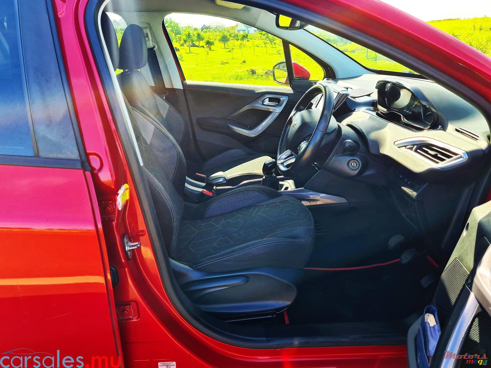 2018' Peugeot 2008 1.2 Hatchback photo #5