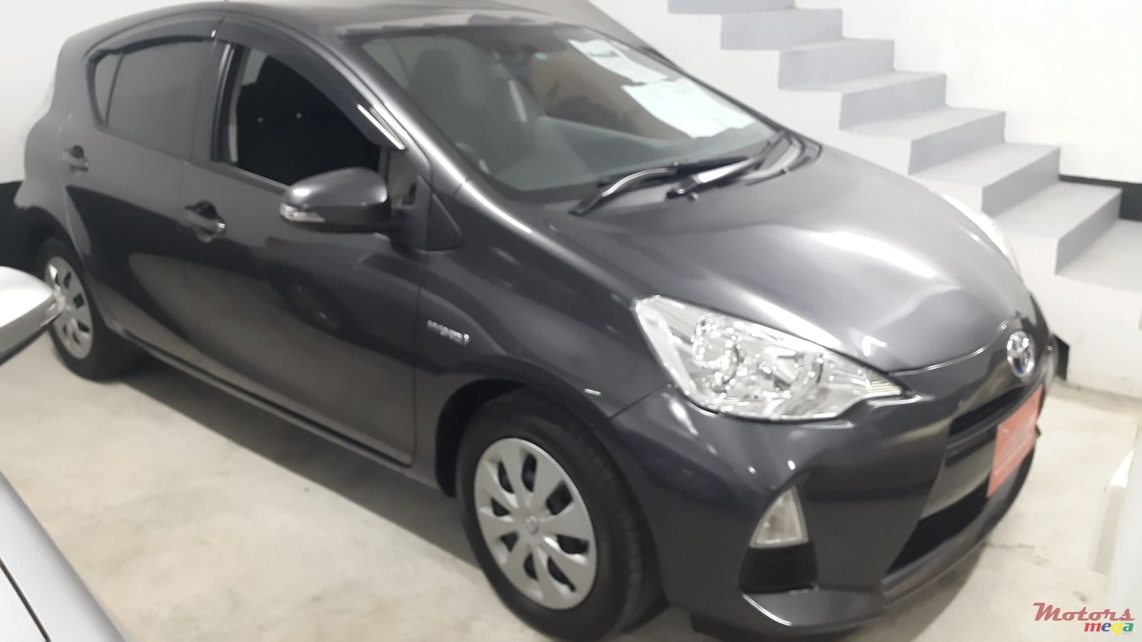 2013' Toyota Aqua photo #2