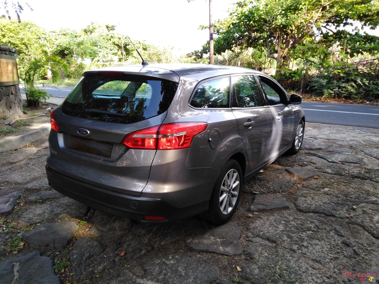 2016' Ford Focus Estate photo #2