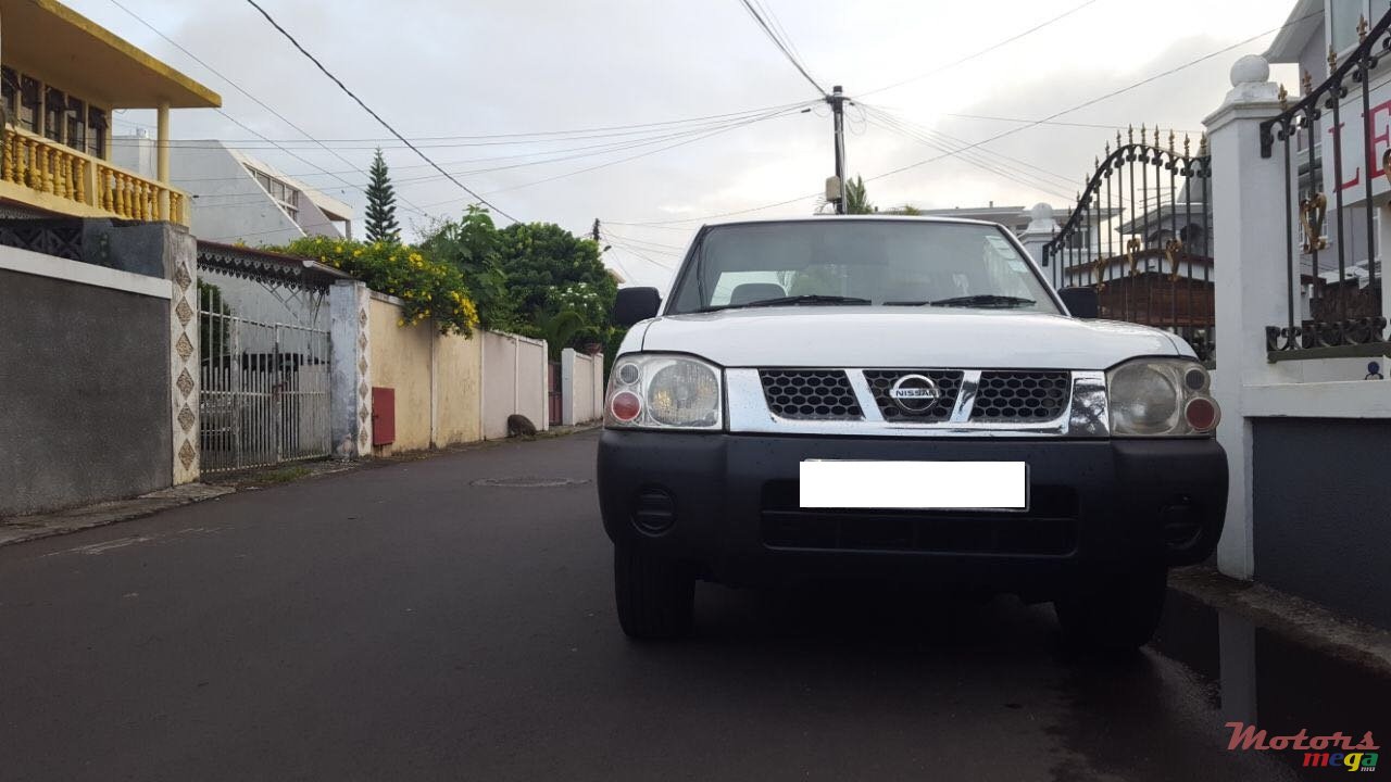 2009' Nissan Navara photo #1