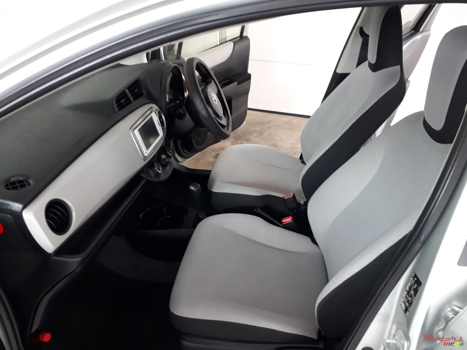 2011' Toyota Vitz 1300cc photo #3