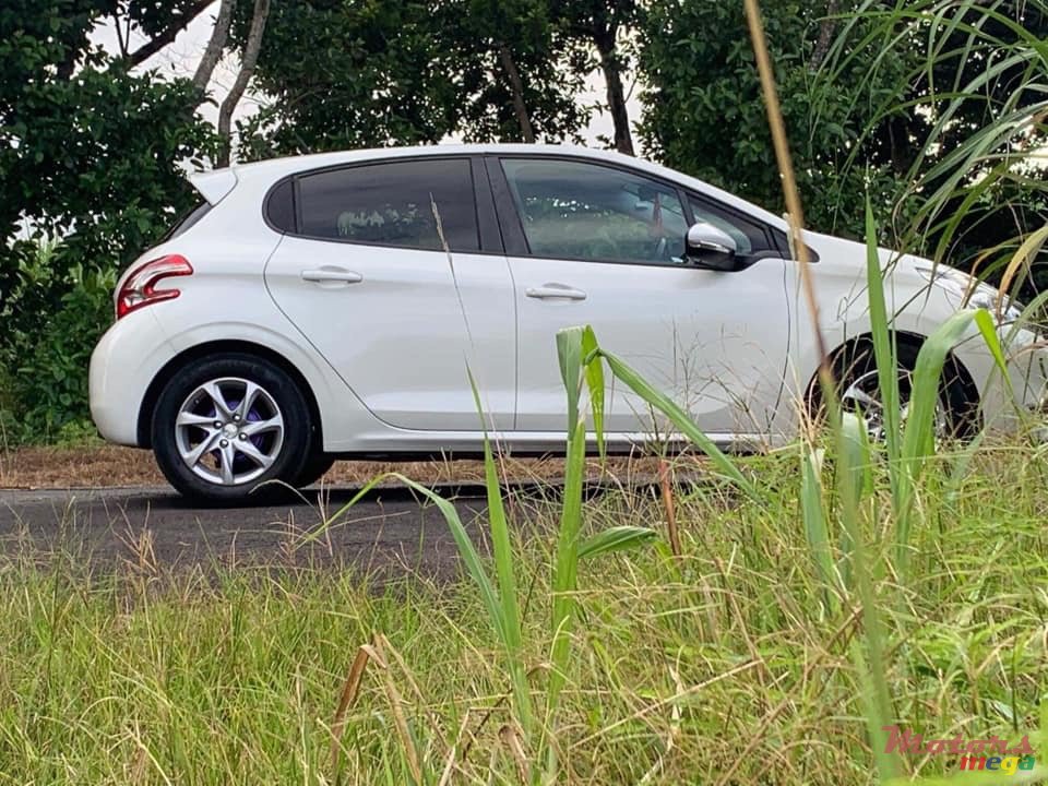 2013' Peugeot 208 photo #6