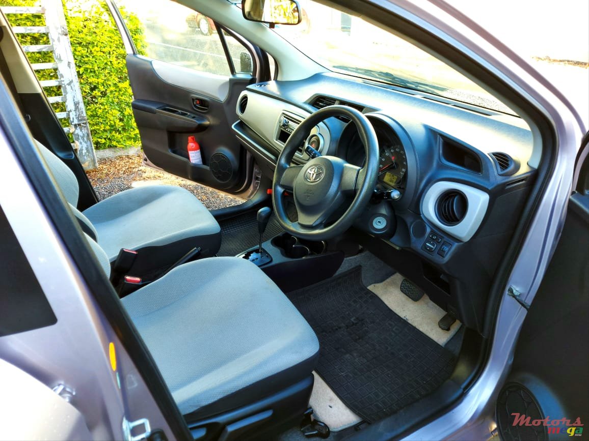 2011' Toyota Vitz photo #2