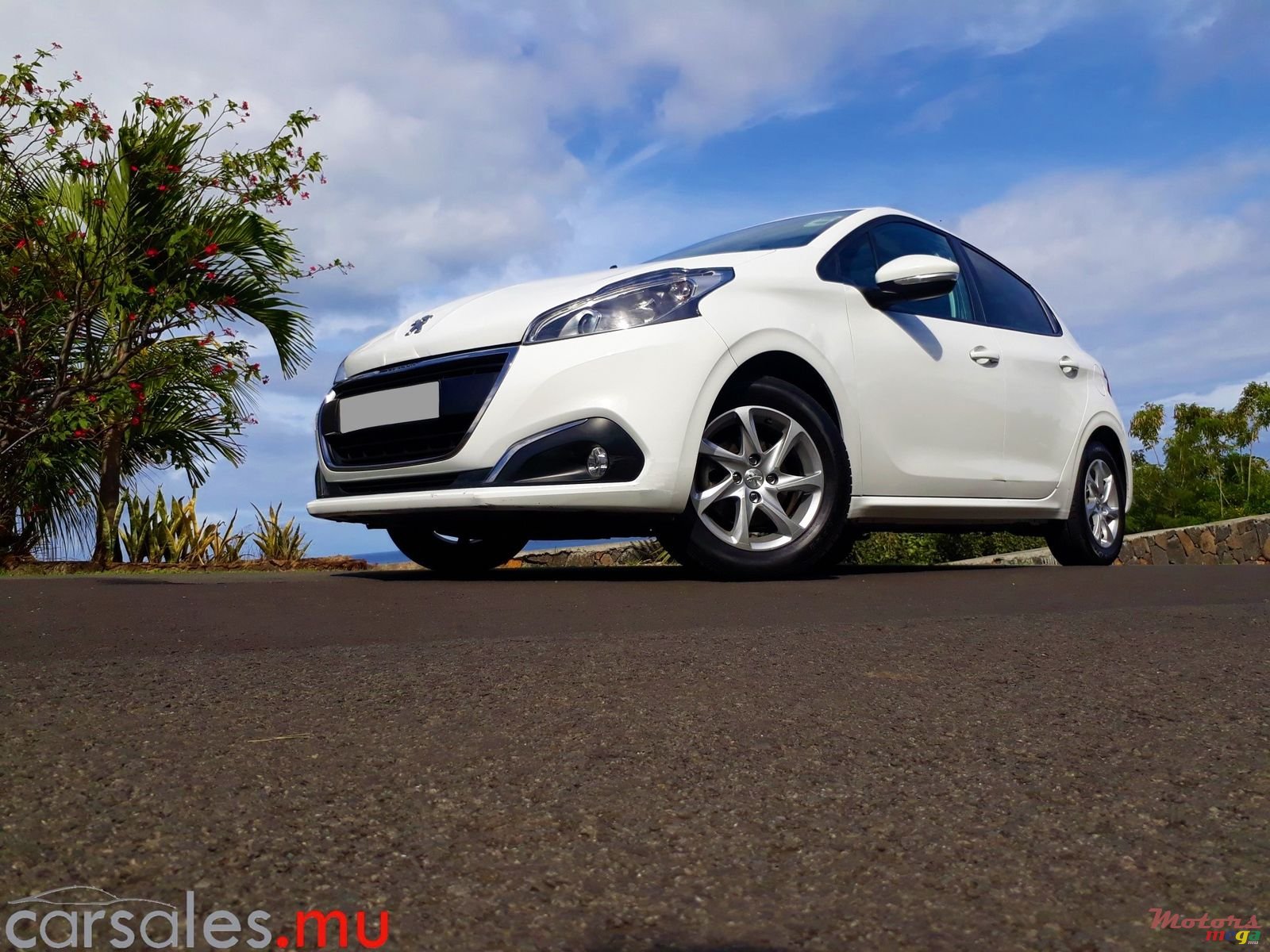 2016' Peugeot 208 1.2 Puretech photo #2