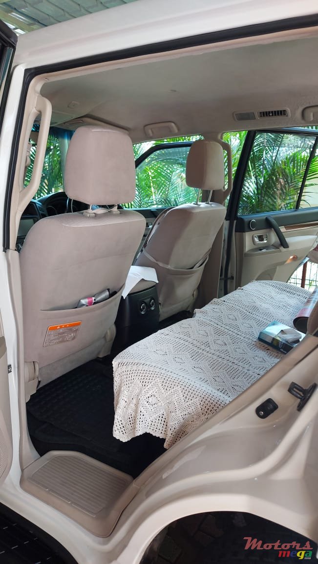 2007' Mitsubishi Pajero photo #7
