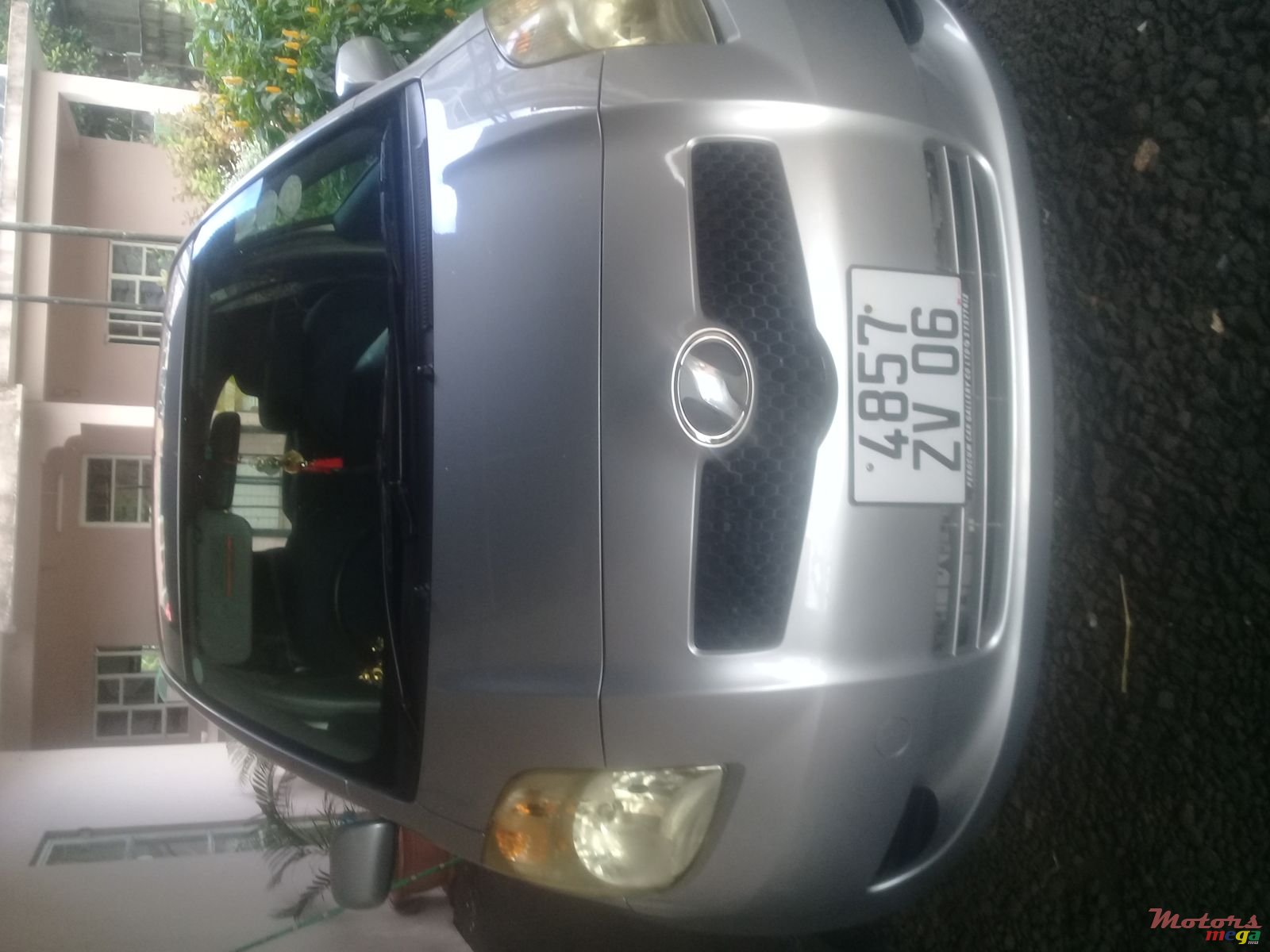 2006' Toyota Vitz photo #2