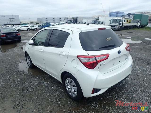 2017' Toyota Vitz photo #4