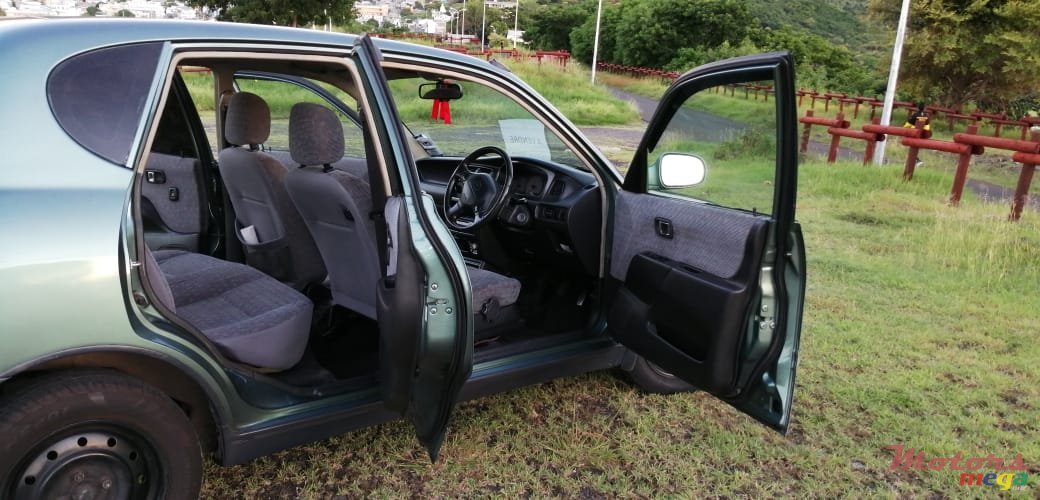 2000' Toyota photo #3