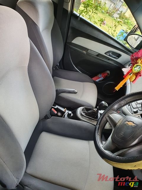 2011' Chevrolet Cruze photo #2