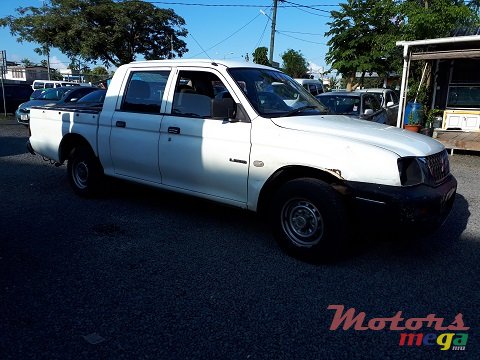 2003' Mitsubishi 4X2 photo #1