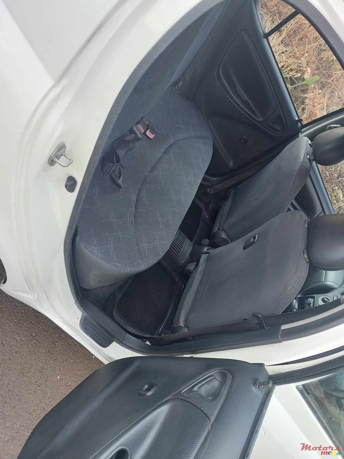 2003' Toyota Vitz SCP10 photo #7