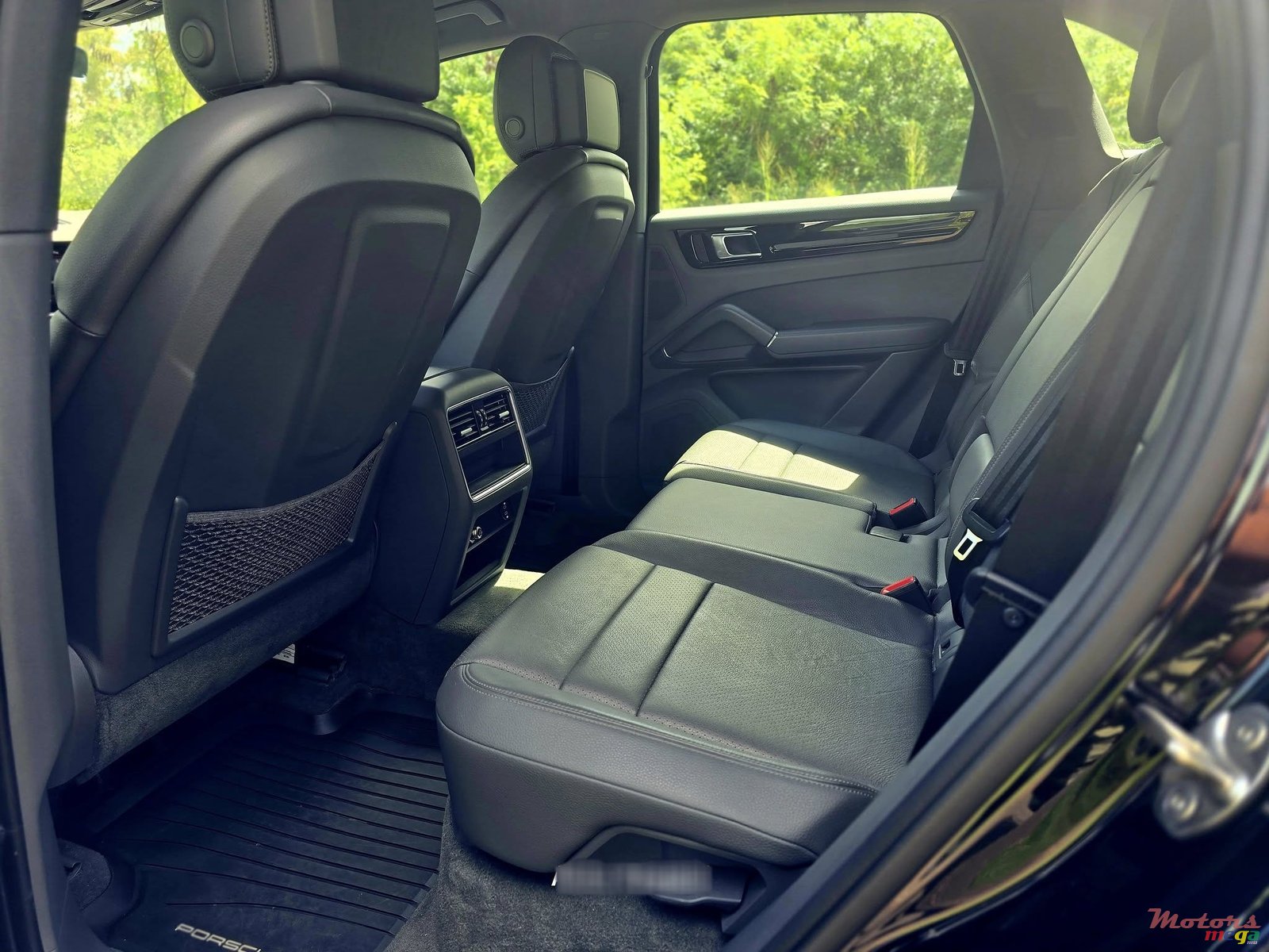 2022' Porsche Cayenne photo #5