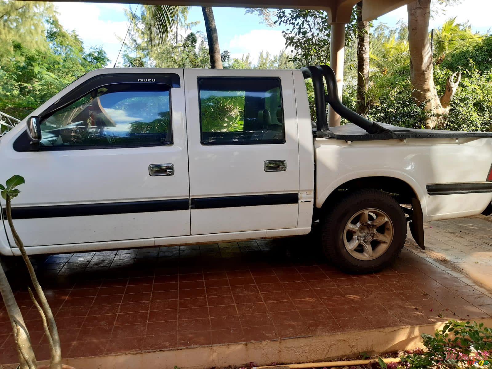 2003' Isuzu photo #2