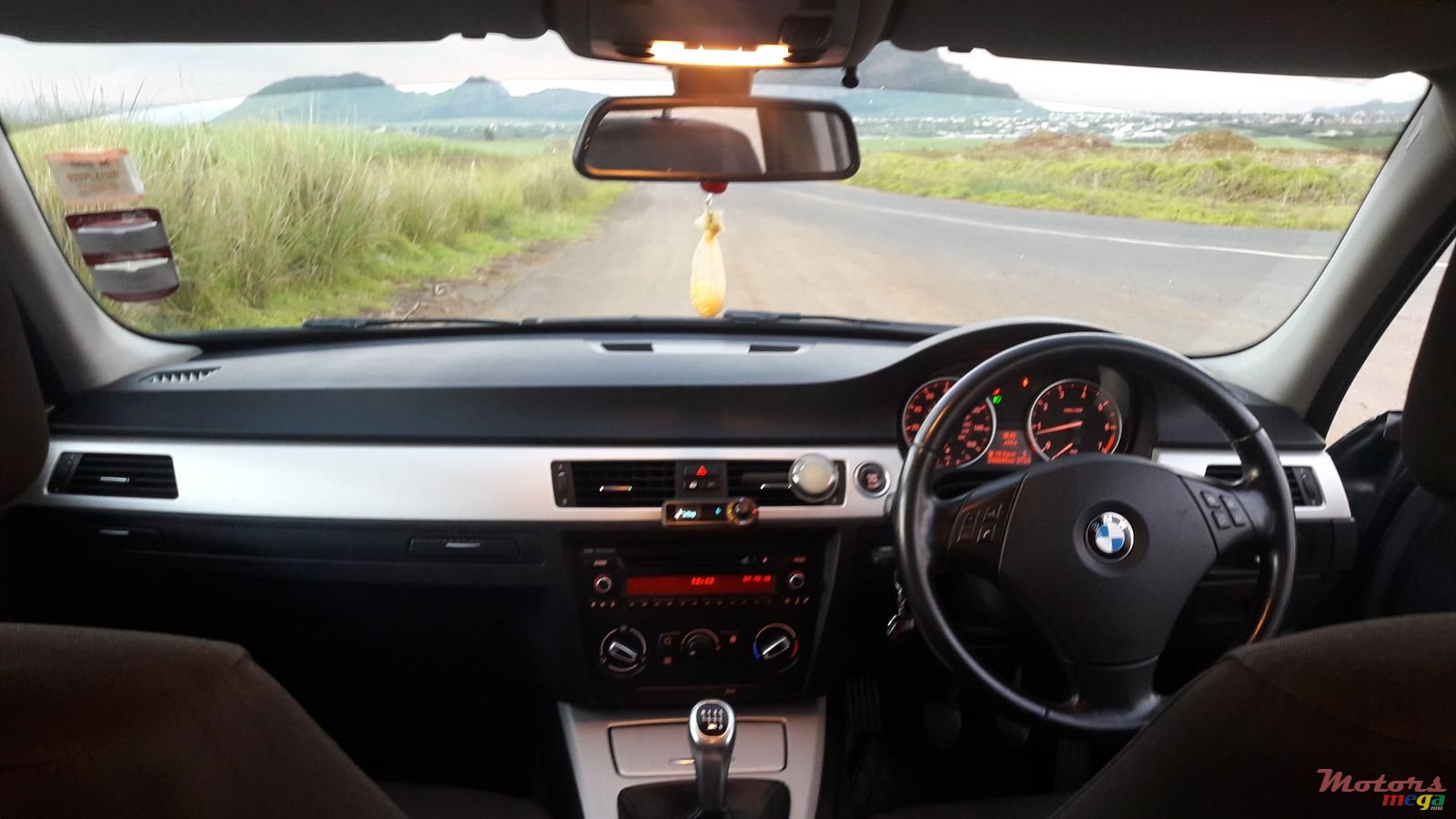 2010' BMW 318 photo #1