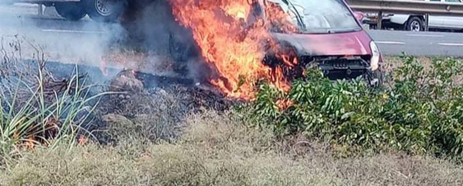 À Mapou : une voiture en proie aux flammes