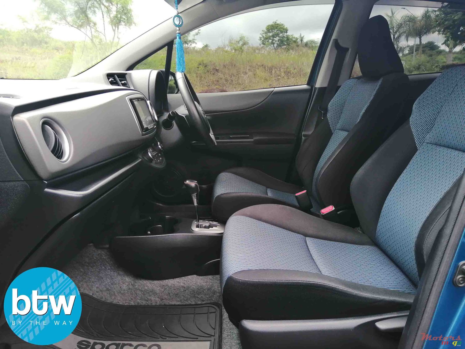 2013' Toyota Vitz photo #5