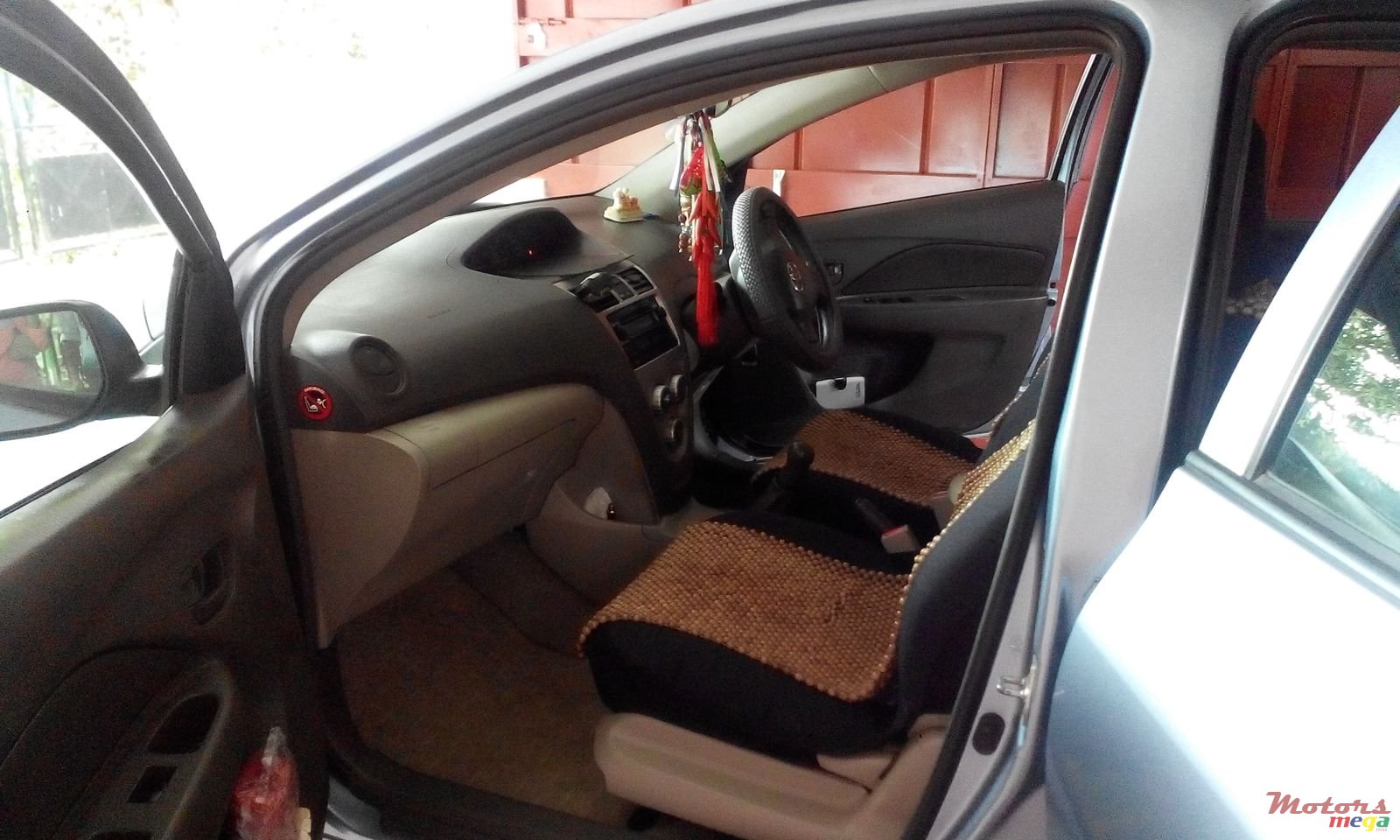 2010' Toyota Yaris photo #4