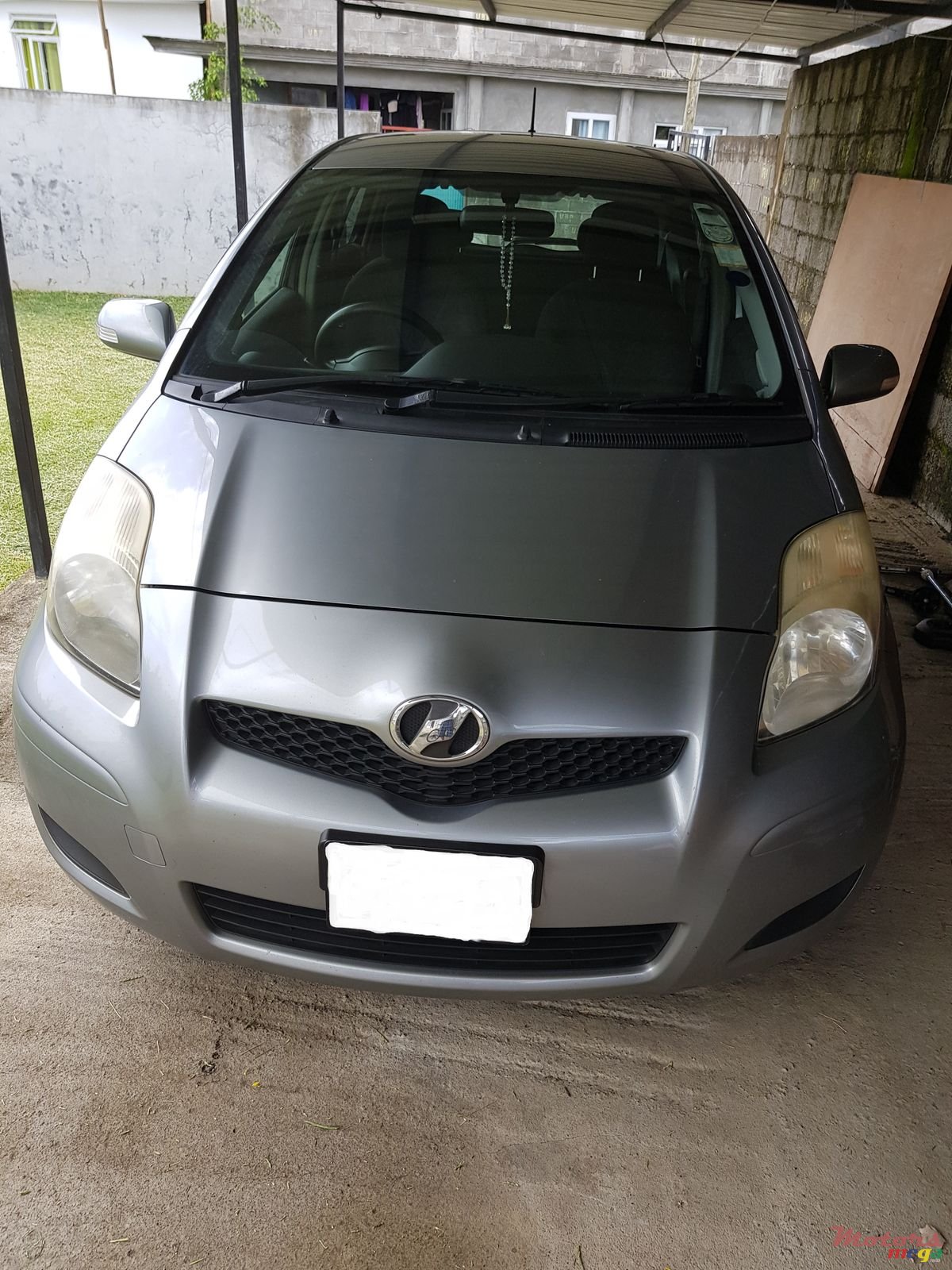 2009' Toyota Vitz photo #2