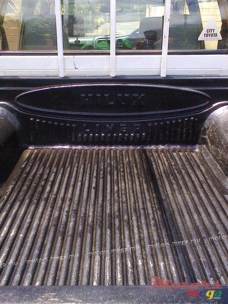 2004' Toyota Hilux 4x4 photo #2