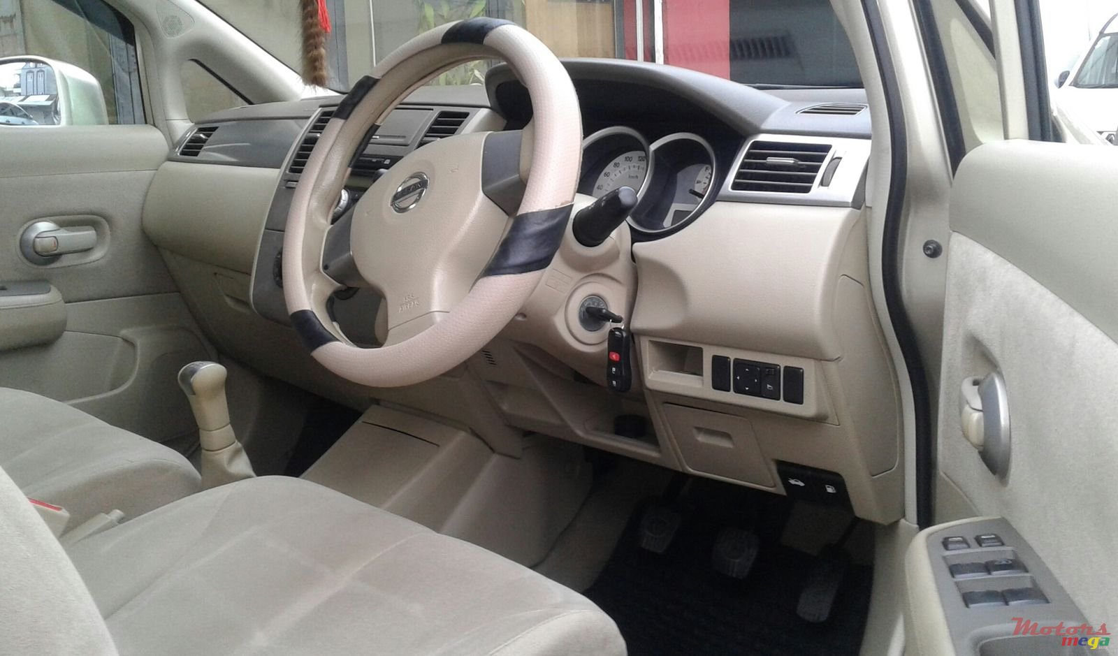 2009' Nissan Tiida photo #3