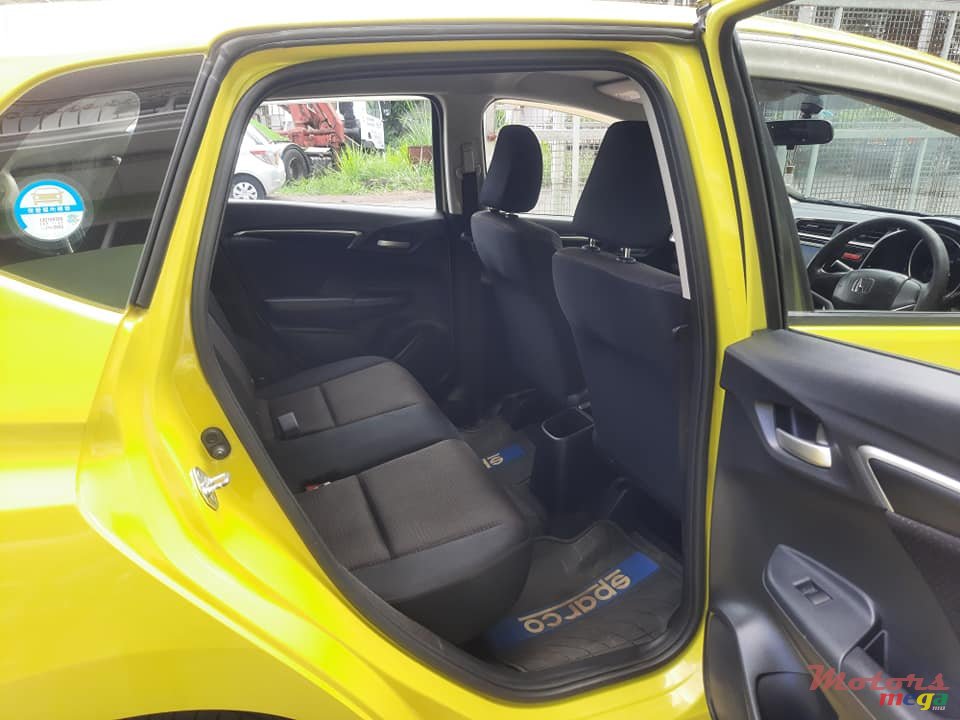 2013' Honda Fit Hybrid photo #3