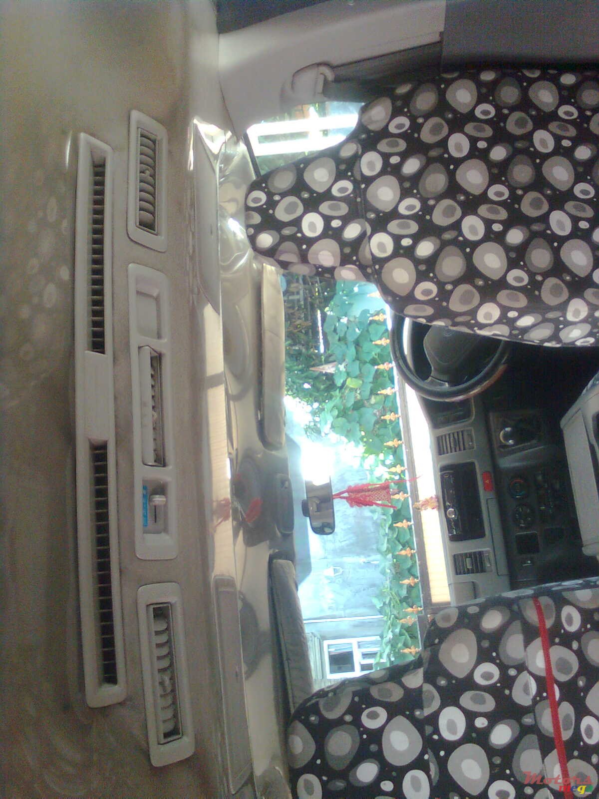 2005' Toyota HiAce photo #1