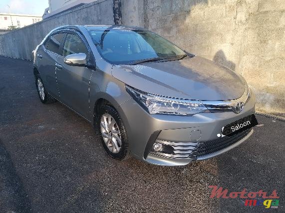 2017' Toyota Corolla Saloon photo #4