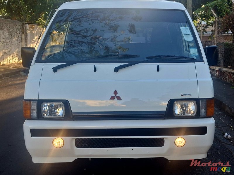 2010' Mitsubishi L300 photo #2