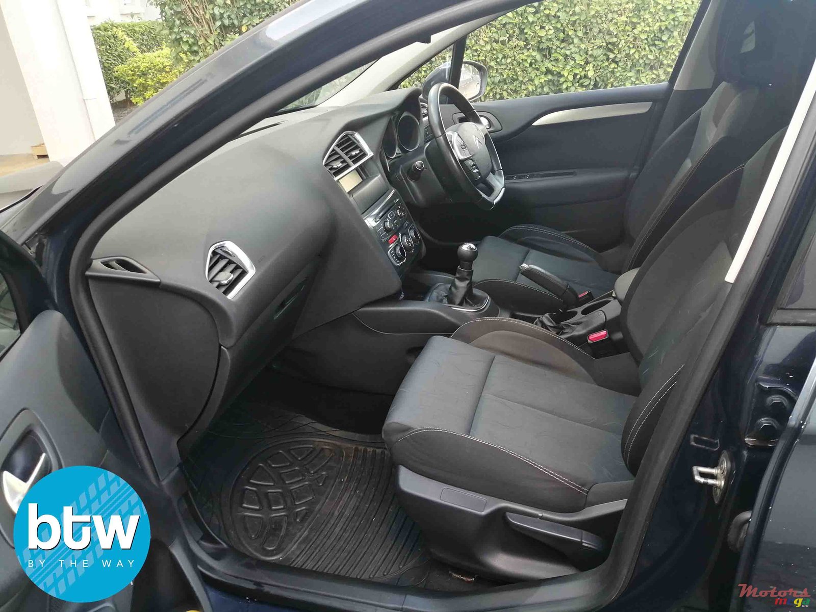 2011' Citroen C4 photo #3