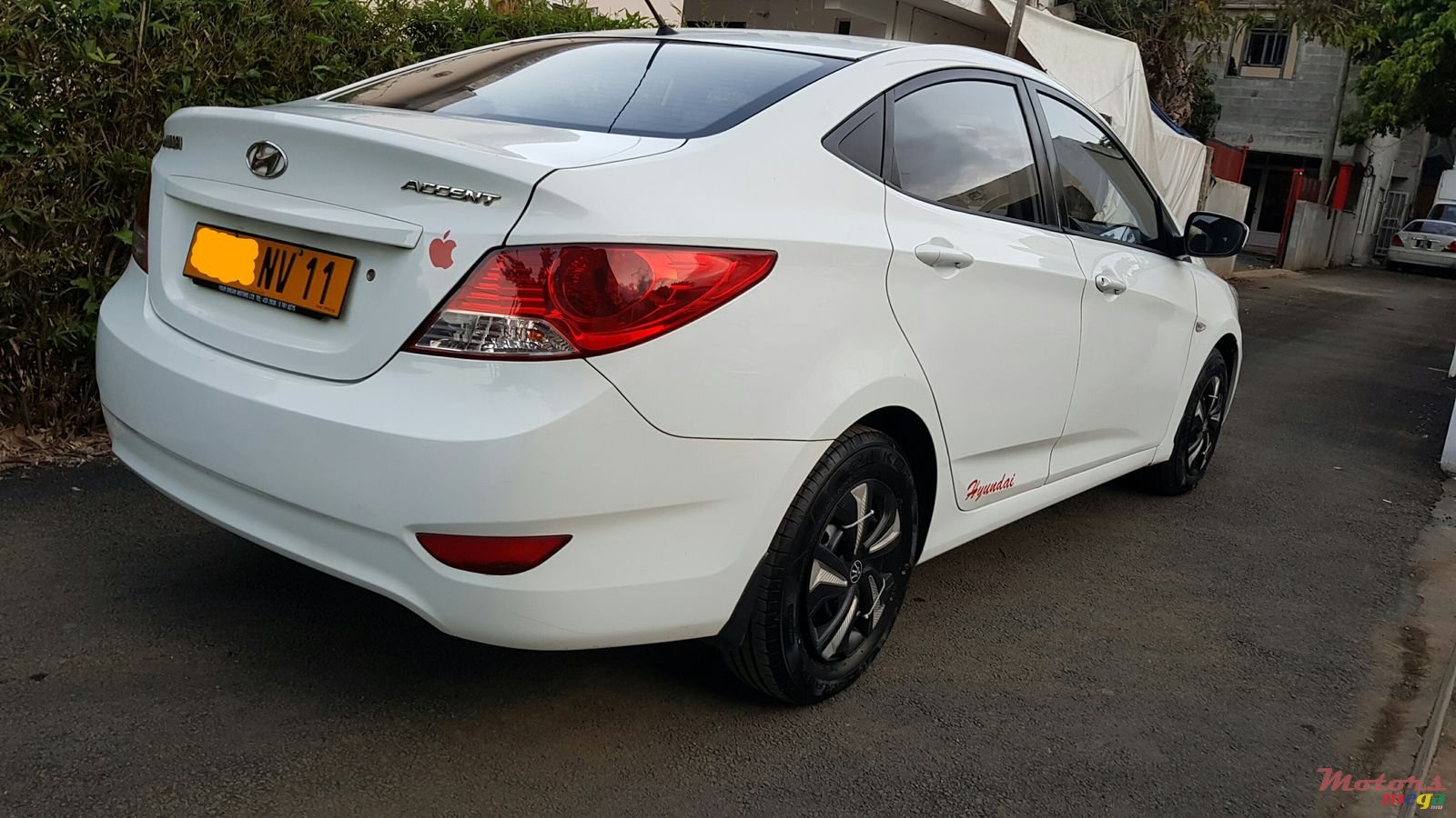 2011' Hyundai Accent photo #3