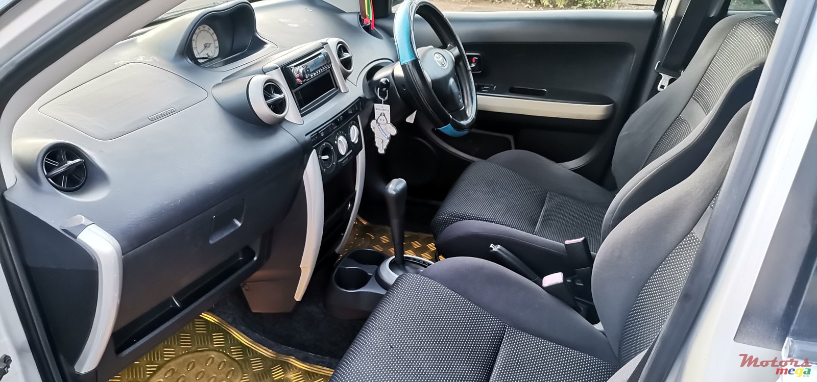 2004' Toyota IST photo #3